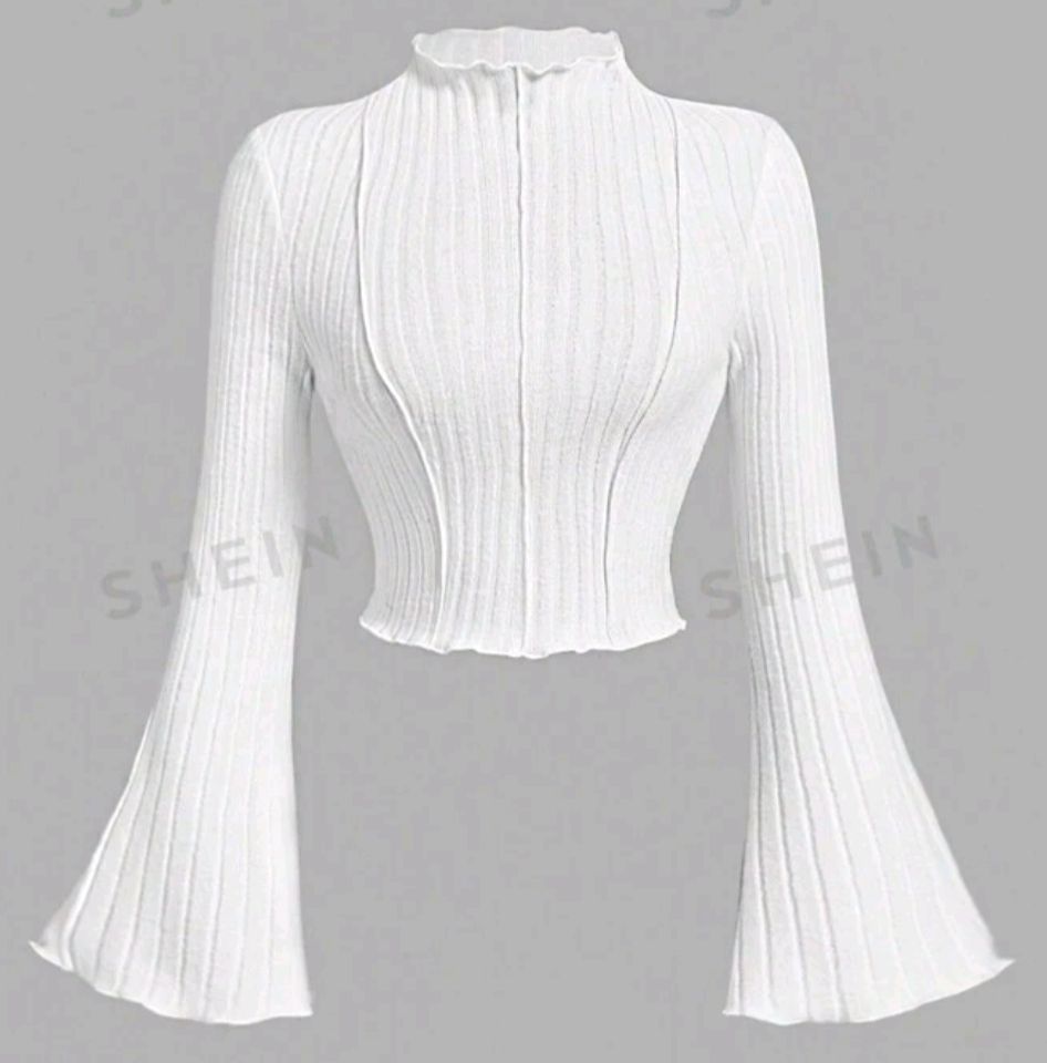 Camicette, T-shirt & Top: Pull blanc côtelées élégant avec manches évasées, taille S – Nuovo (secondo la descrizione) da Lausanne venduto da Cassandra11