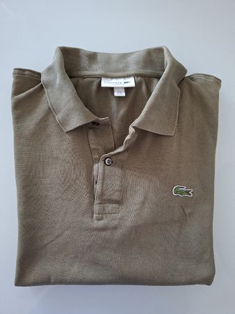 Polo Lacoste couleur kaki, coupe Classic Fit, taille  XL