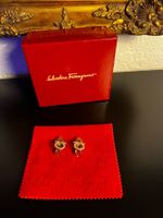 Salvatore Ferragamo Ohrringe – Goldfarben mit Kristallen