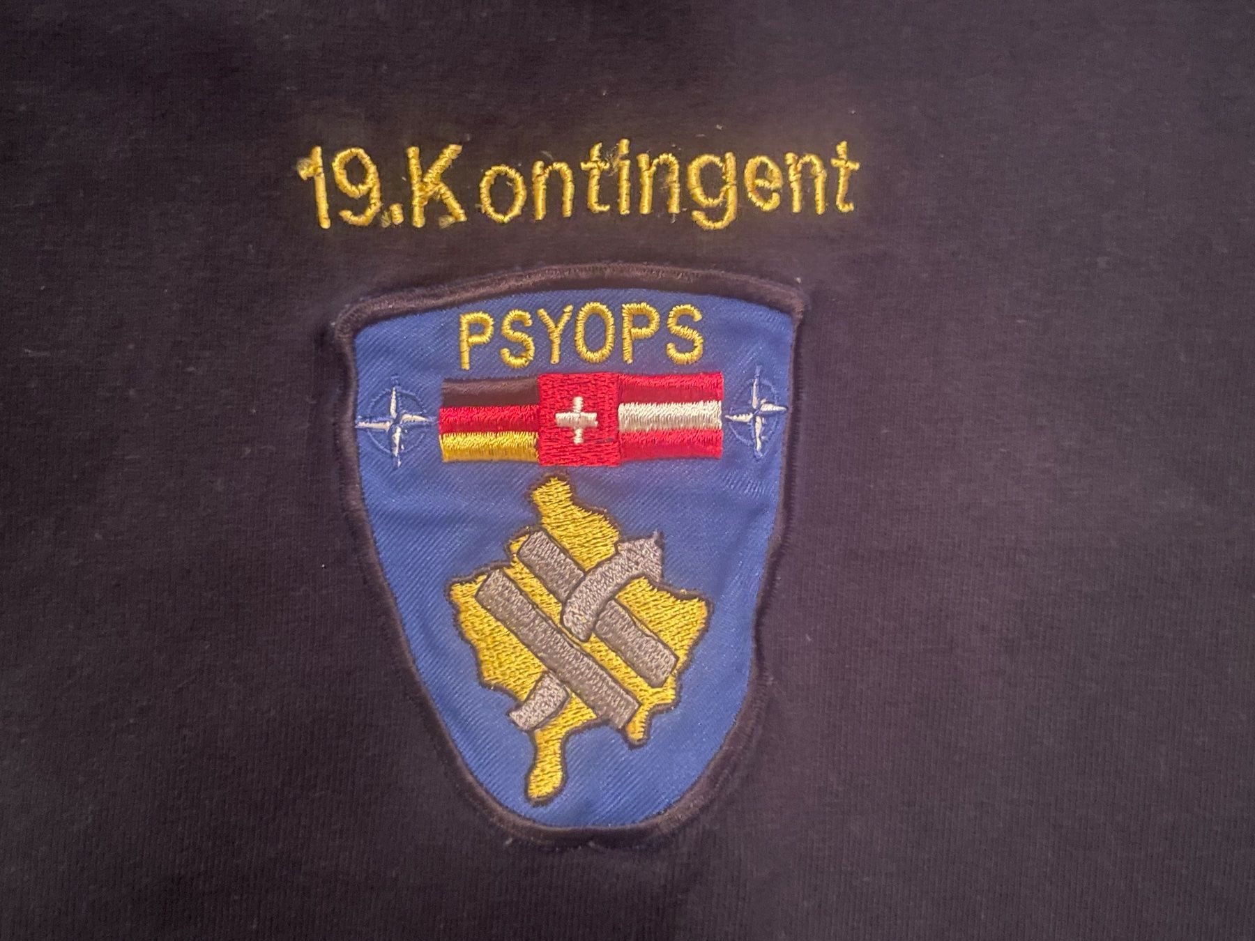 Uniformi: Armee Shirt " 19. Kontingent " – Usato da Wila venduto da Lokelo 1