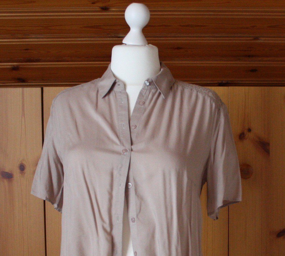 Camicette: Bluse Kurzarm CH. VÖGELE dunkelbeige Gr. L – Usato da Flüelen venduto da Diversicum-Curvy 1