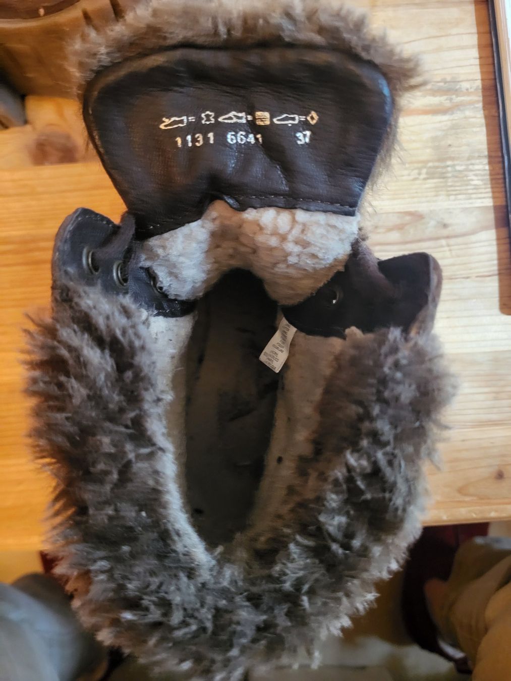 Scarpe da donna: Braune Boots mit Fell, Grösse 37 – Usato da Guggisberg venduto da Aegertenlehn 4