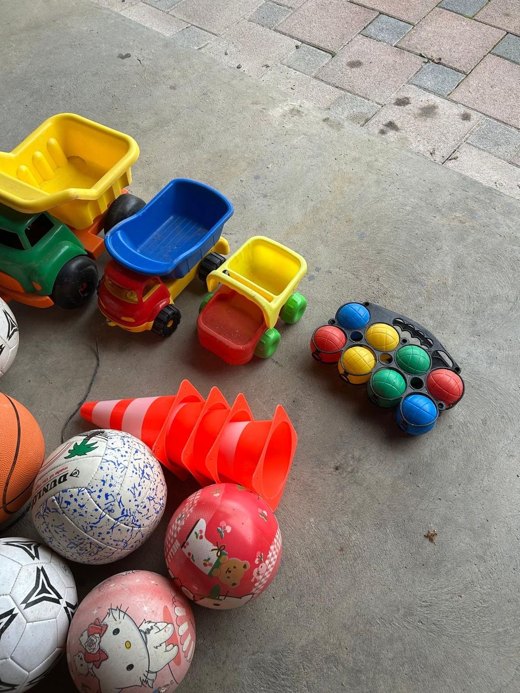 Jouets: Kiste mit Bällen, Spielsachen – D'occasion à Signau par Vonberch 1