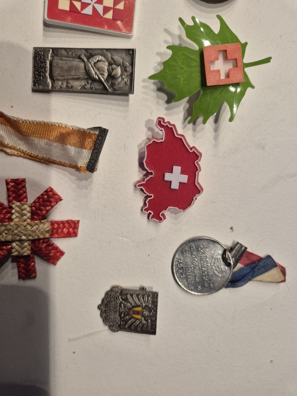 Swiss Placchette & Badge: Sammlung Schweizer Abzeichen Pins Medaillen 1. August Armee – Usato da Russikon venduto da eunicetungol 4