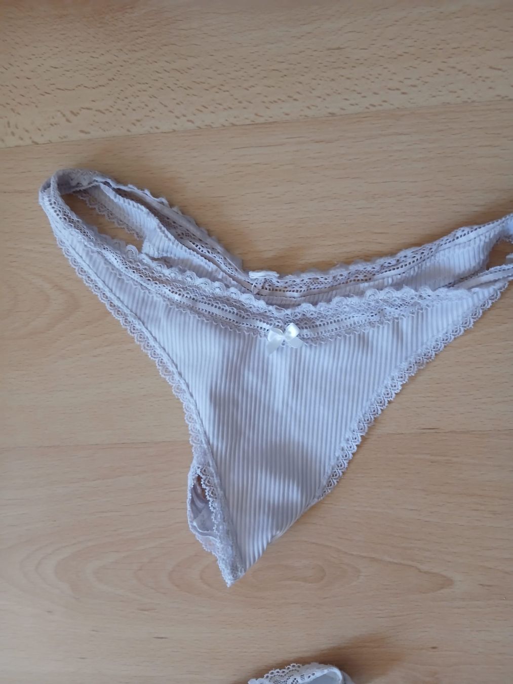 Altra biancheria intima: String-Tanga gestreift mit Spitze hellgrau guter Zustand – Usato da Balsthal venduto da Leila_Luna