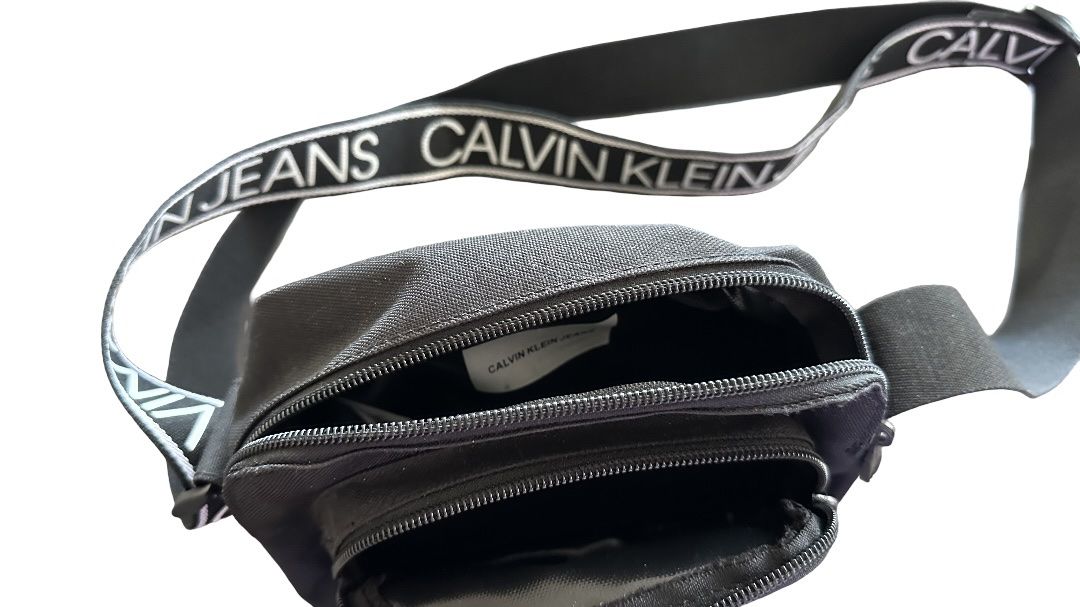 Calvin Klein Borse: Calvin Klein Jeans Black Shoulder Bag – Nuovo (secondo la descrizione) da Nyon venduto da jen_7dfc 1