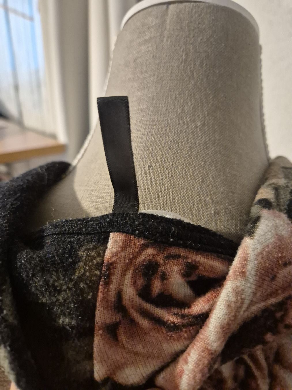 Pullover & Sweatshirts: Damen Pullover Blumenmuster schwarz Grösse M gebraucht – Gebraucht aus Zürich von Drago670 3