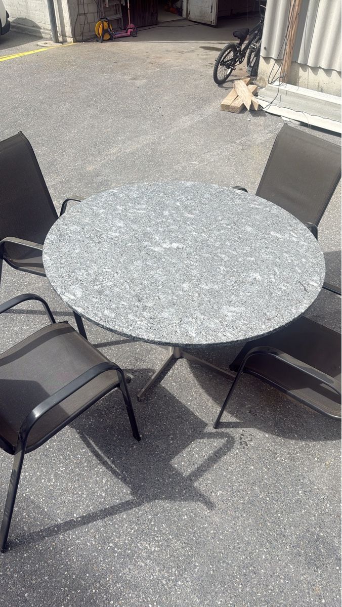 Tables: Gartentisch Granit rund gebraucht – D'occasion à Näfels par Meelis