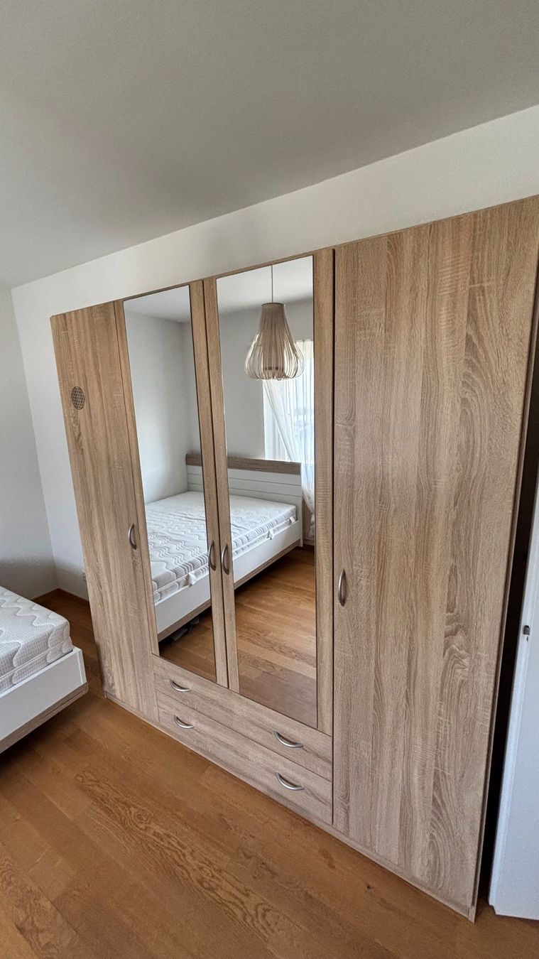 Conforama Armadi: Kleiderschrank Eicheoptik hell mit Spiegeln 4 Türen – Usato da Worb venduto da jon_8wpq
