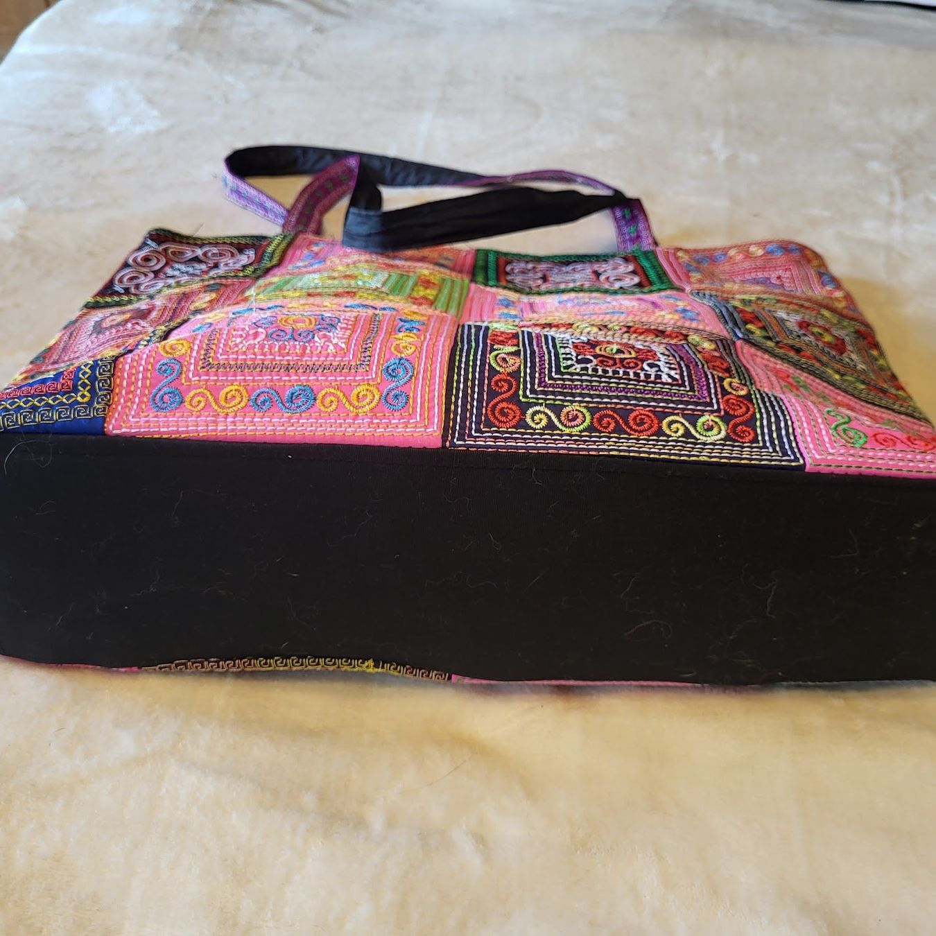 Taschen für Damen: Shopper Tasche mit bunter Strickerei – Gebraucht aus Tägertschi von TheChange 2