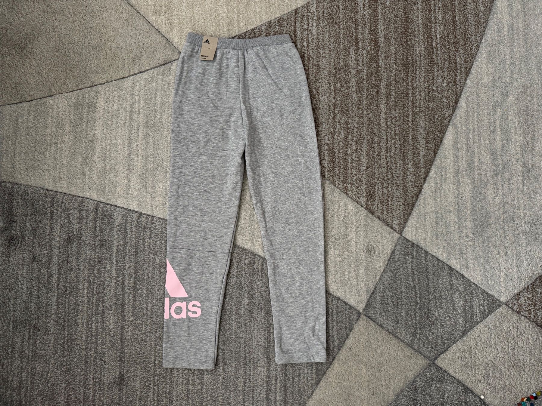 Adidas Hosen: Sporthose Adidas Mädchen Gr.140 Neu – Neu und originalverpackt aus Zürich von makmakmak 1