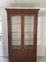 Schöne klassische Holzvitrine mit Glas  gratis abzugeben