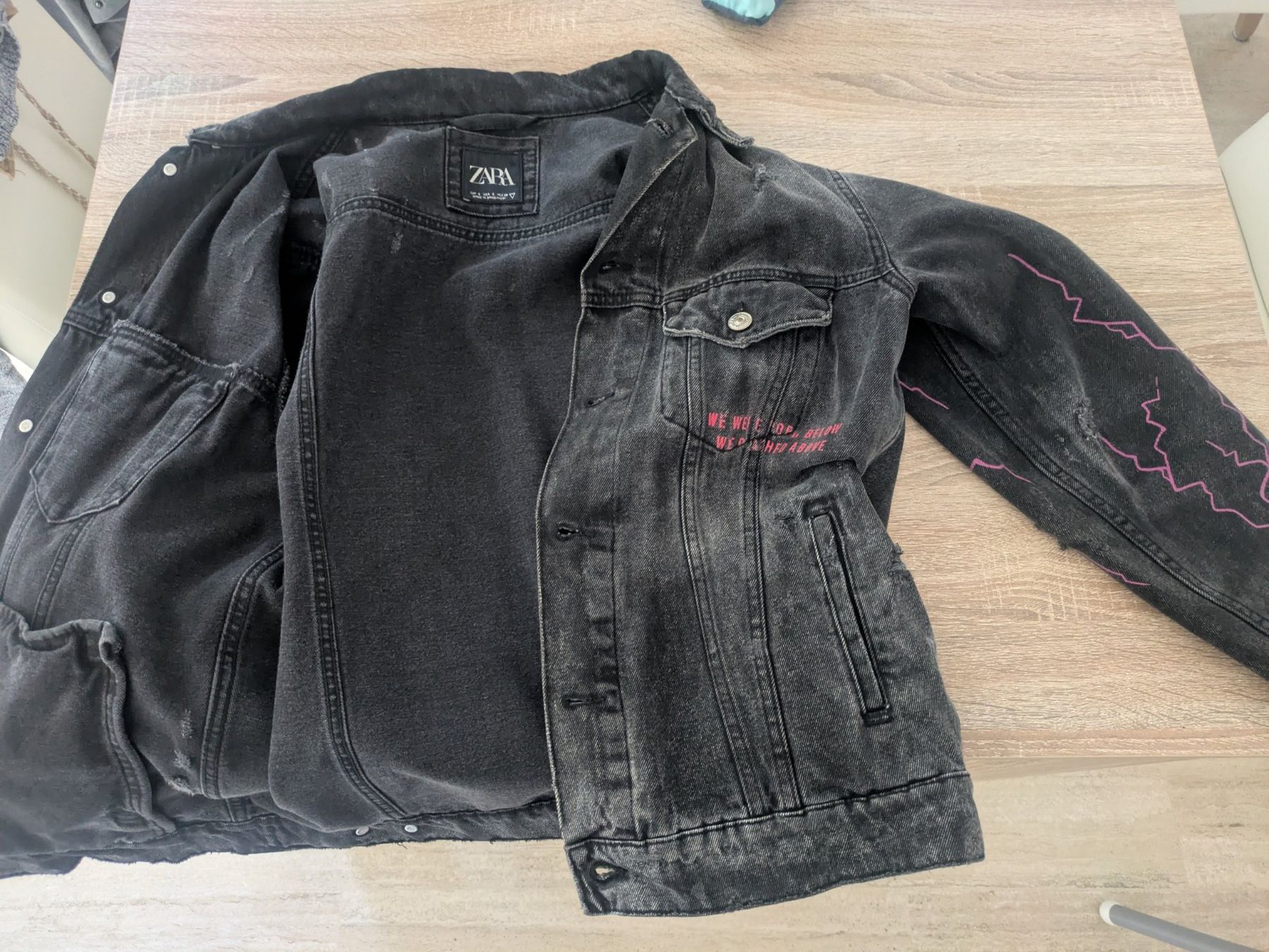 Zara Jacken: Zara Black Denim Jacket Graphic Print Size S – Gebraucht aus Losone von AlpineLayer 4