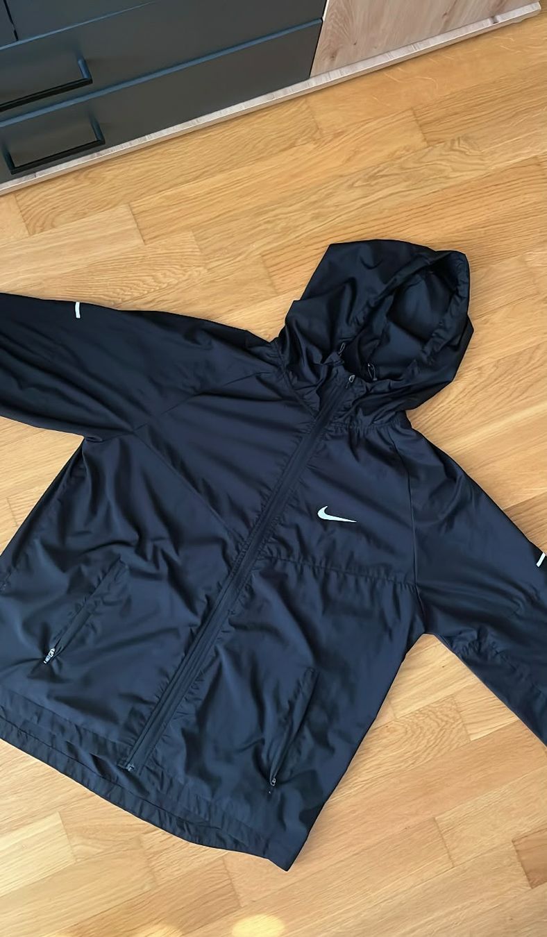 Nike Jacken: veste Nike – Neu (gemäss Beschreibung) aus Fribourg von mal_8zjh 1