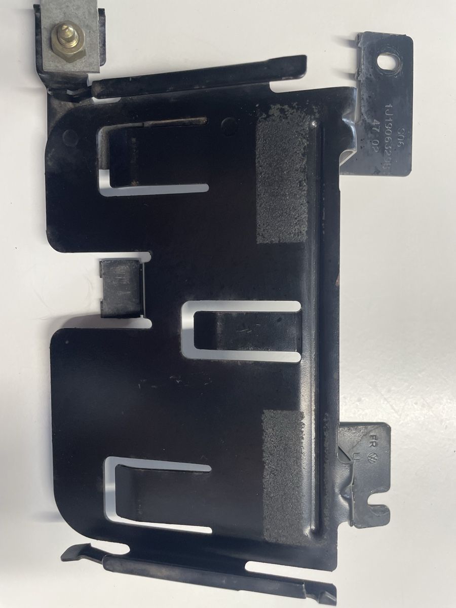 Volkswagen Tutti pezzi di ricambio auto: Vw Golf 4 | Support voiture boîtier commande VW 1J1906532B – Usato da Denges venduto da Ricautomotive 1