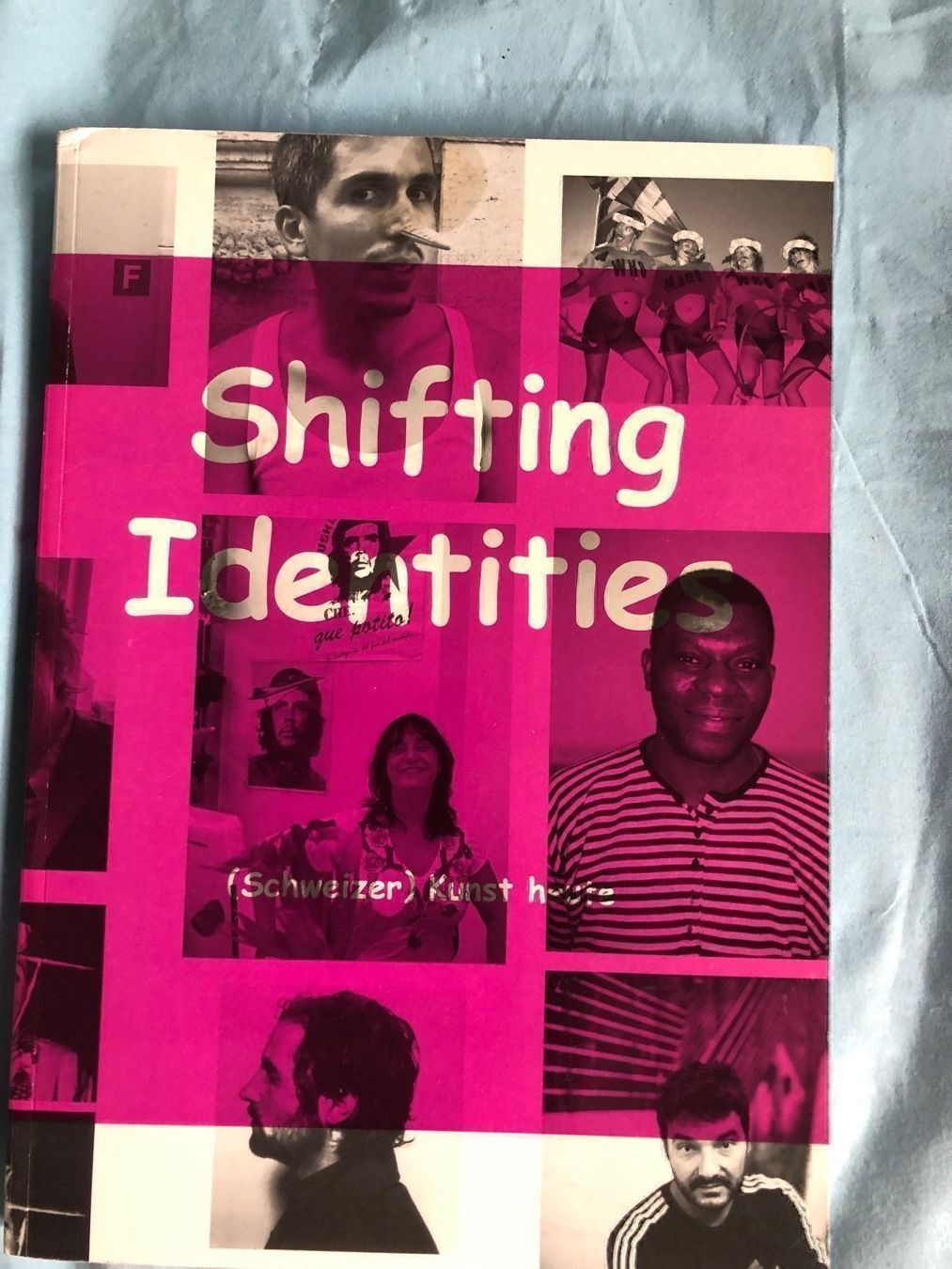 Libri: SHIFTING IDENTITIES, Schweizer Kunst heute – Nuovo (secondo la descrizione) da Zürich venduto da Husopaska