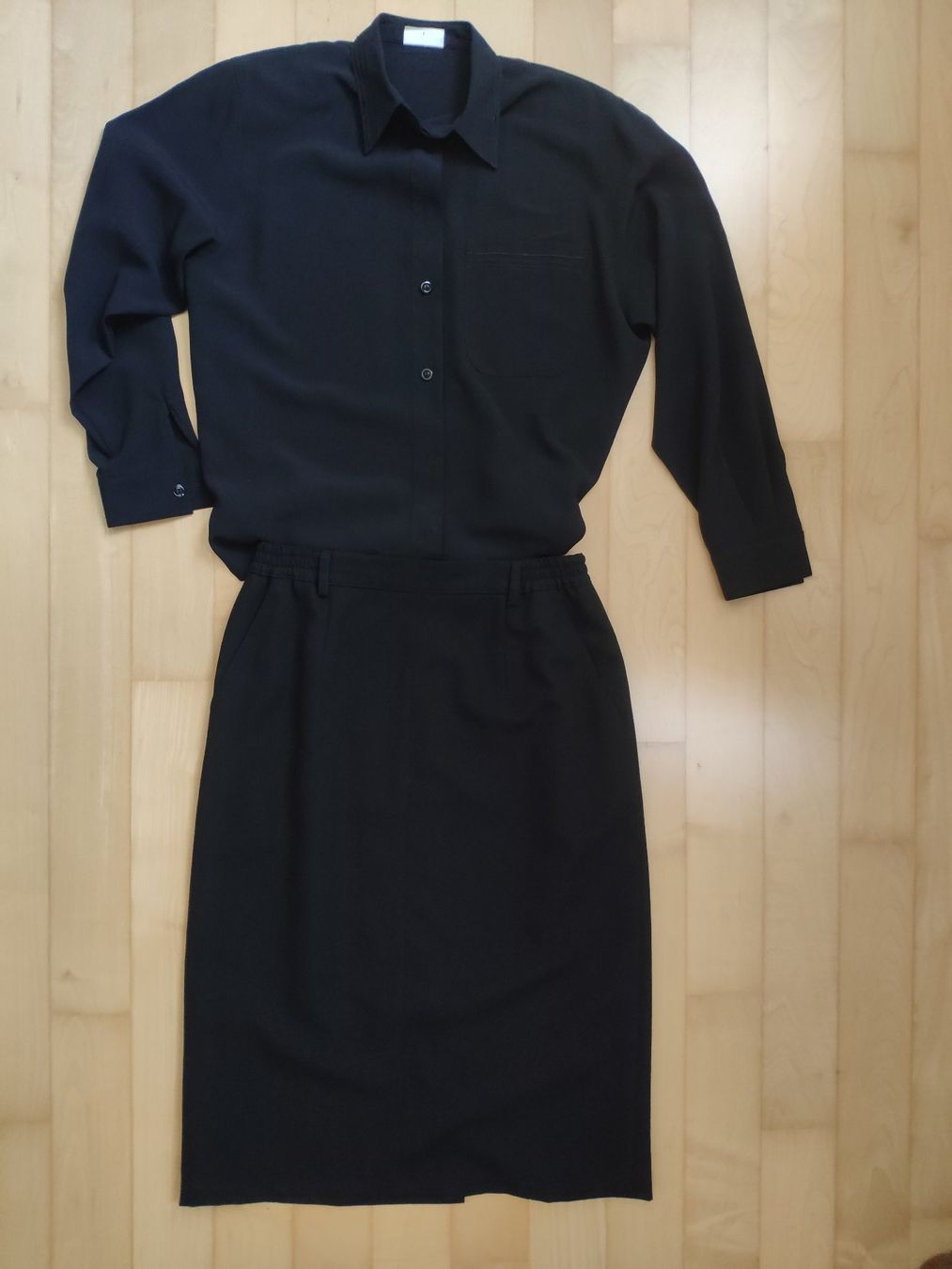 Lotti di vestiti: Bluse+Rock scharz Gr.42 – Usato da Hedingen venduto da Xenno
