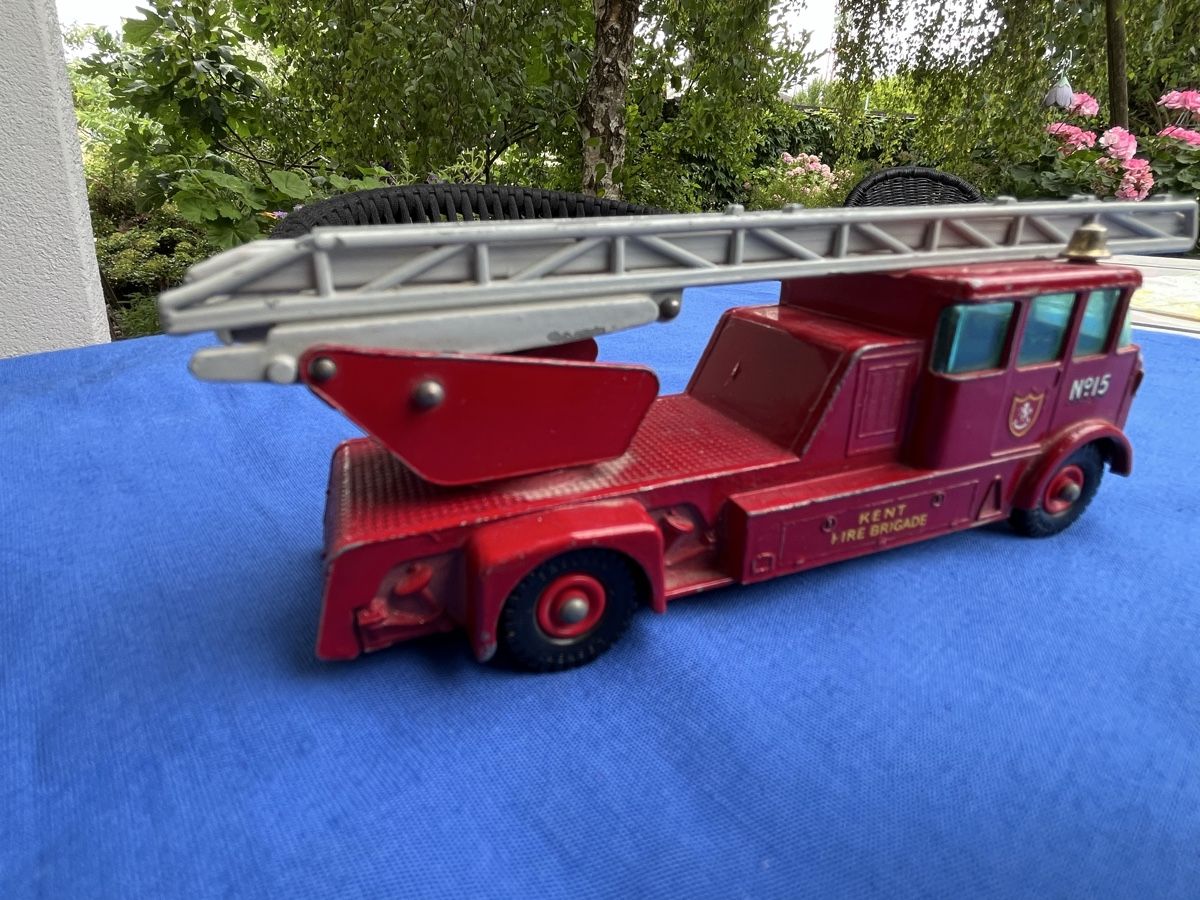 Matchbox Modellini d'auto: Matchbox Series Merryweather Fire Engine – Usato da Romanshorn venduto da Apfelschuss 1
