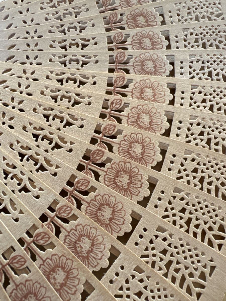 Tutte le decorazioni: Fecher aus Holz mit Blumen Motiv – Usato da Rümlang venduto da baselsale1 1