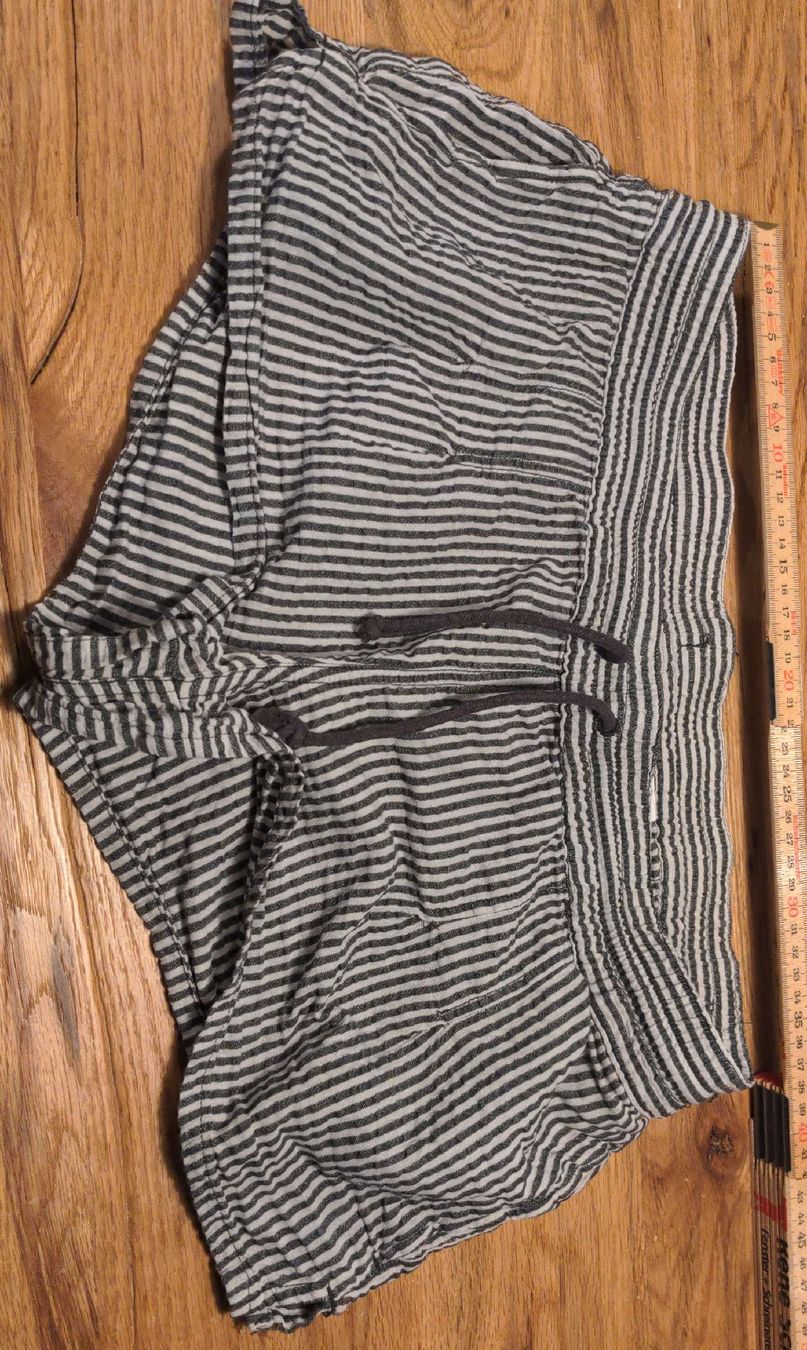 H&M Hosen: H&M Shorts / Hotpants, gestreift, Gr. 38 – Gebraucht aus Basel von labaffe01