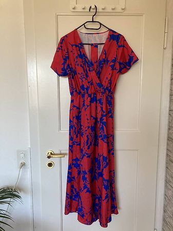 Blickfang: Sommerkleid (L) mit rot-blauem Muster
