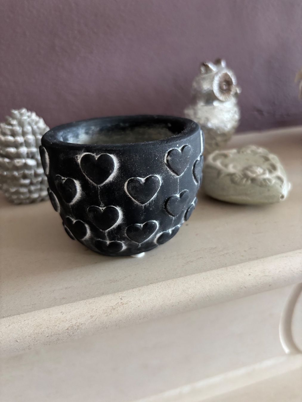 Vasi per fiori: Kleiner Cachepot mit Herzen Dunkelgrau Höhe 6 cm – Usato da Balsthal venduto da Uroby