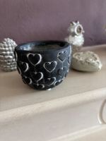 Kleiner Cachepot mit Herzen Dunkelgrau Höhe 6 cm