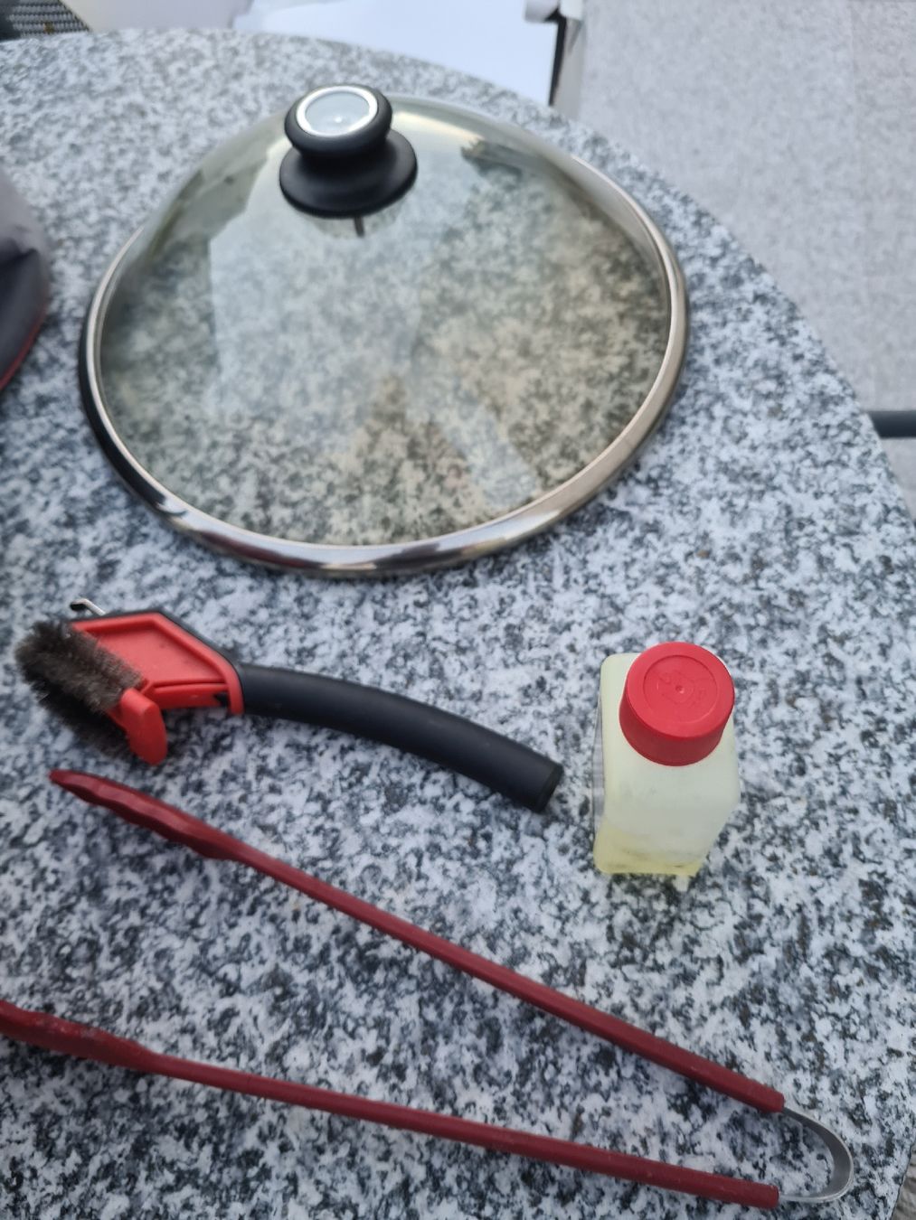 Grils: Lotusgrill mit Deckel, Holzkohlengrill – D'occasion à Waldkirch par Hypertenuse 3