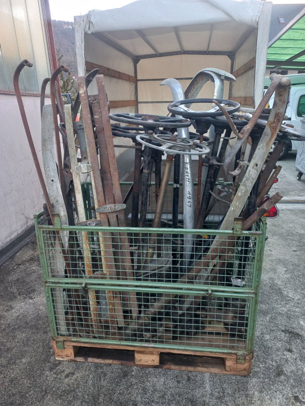 Tutti pezzi di ricambio auto: Rarer Oldtimer Lenkstock / Lenkrad / Stossstange 1900 - 1960 – Usato da Dulliken venduto da Dullikenlerchclassic 1