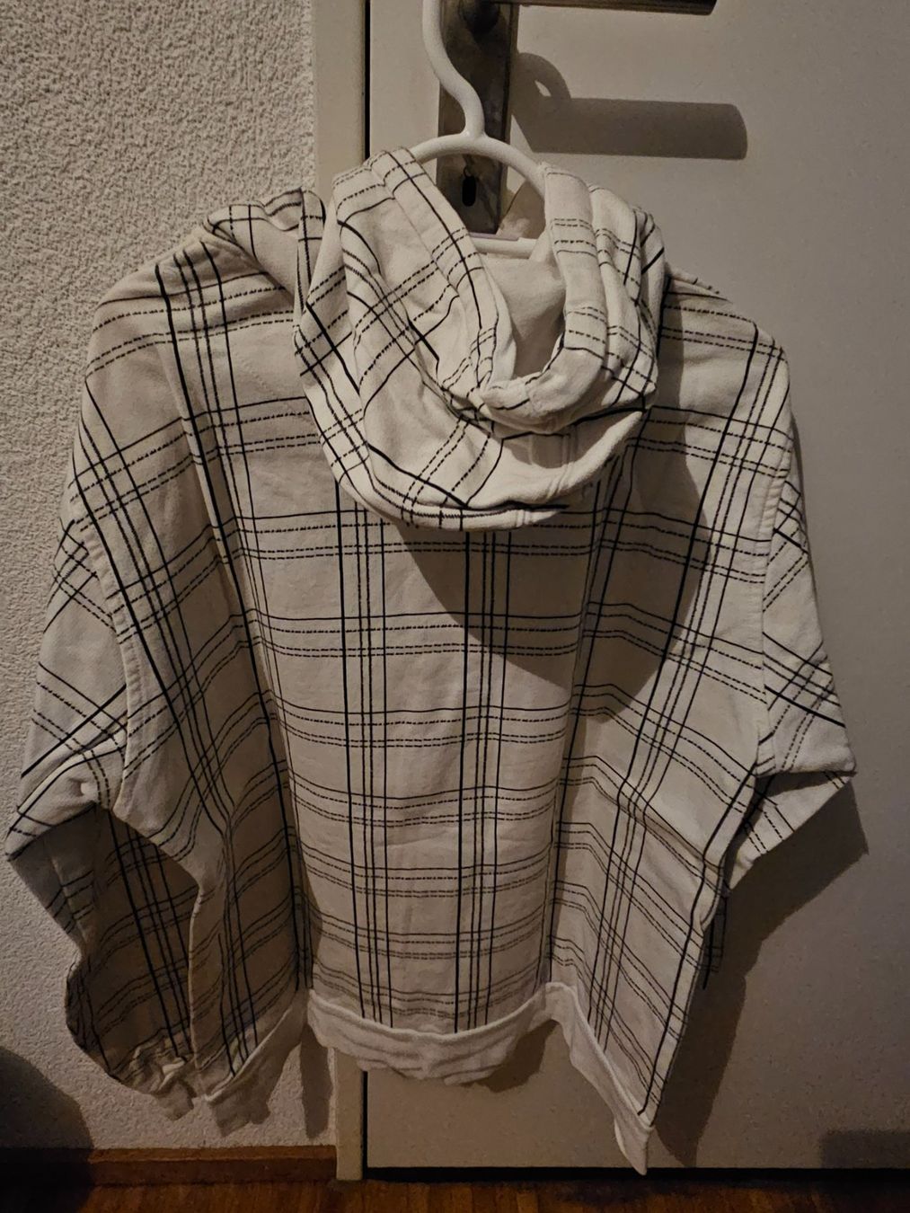 Maglioni & Felpe: Pullover mit Kapuze – Usato da Chur venduto da Einszweidreiviermein 2