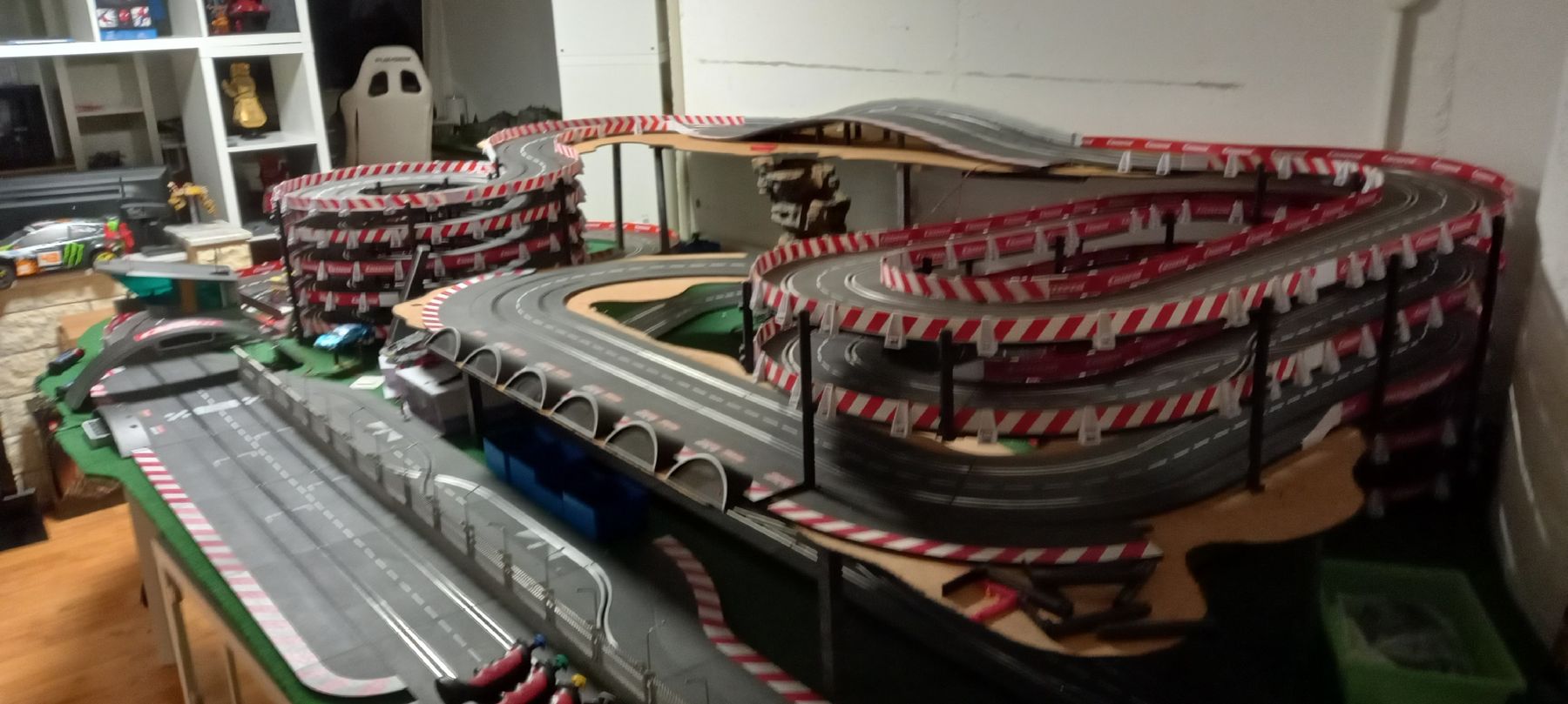 Carrera Rennbahnen: Carrera Rennbahn 4.4 Meter X 2.1 Meter – Gebraucht aus Ebikon von Fjr02 1