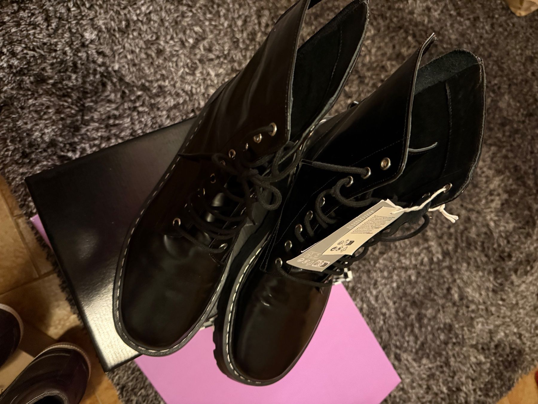 Scarpe da donna: boots en cuir – Usato da savièse venduto da karukeragwada
