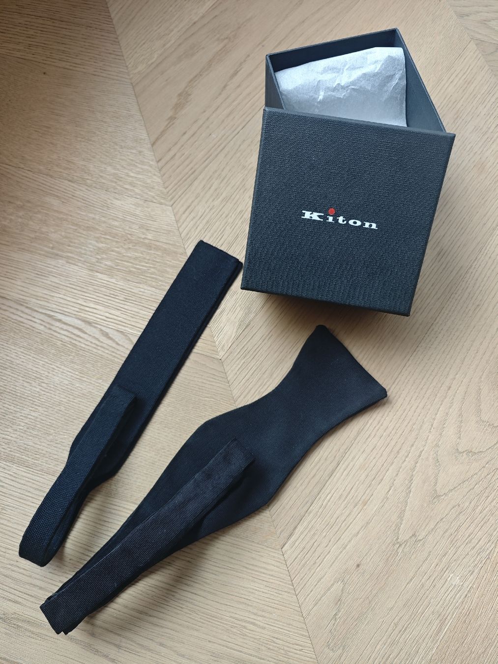 Kiton Camicie: KITON & THOM BROWNE Fliegen – Usato da Erlenbach ZH venduto da nlh