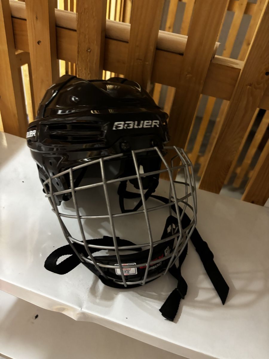 Caschi: Verschiedene Eishockey Helme – Usato da Gossau SG venduto da jakob5.342 3