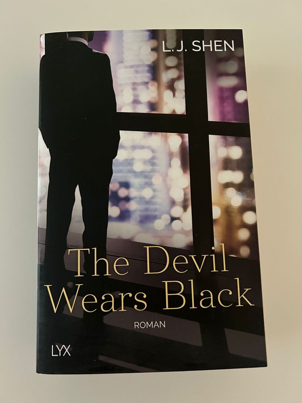Libri: L.J. Shen - The Devil Wears Black - Roman – Usato da Bronschhofen venduto da Vale_97