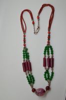 Un collier en argent et pierres 52cm