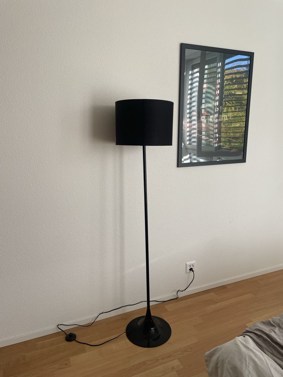 Lampes: schwarze Stehlampe mit Schirm, 1.5m – D'occasion à Bern par AnnaS13