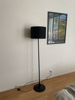 schwarze Stehlampe mit Schirm, 1.5m