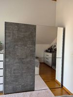 Großer Schiebetürenschrank mit Spiegel  geräumig