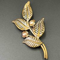 Brosche goldfarben mit Perlen, Material unbekannt