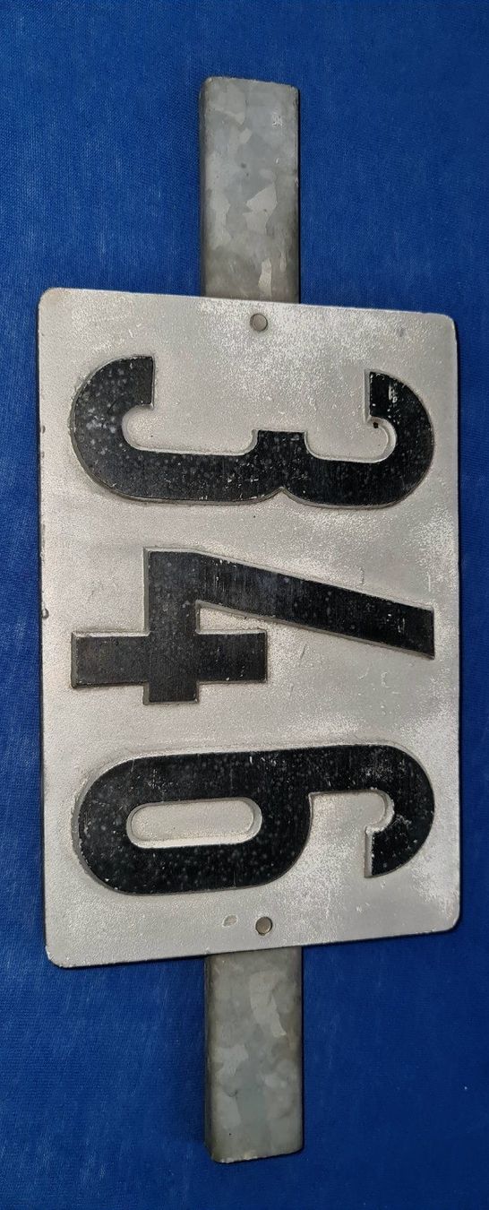 Ecriteaux: Plaque avec numéro pour pylône – D'occasion à Cortaillod par signep