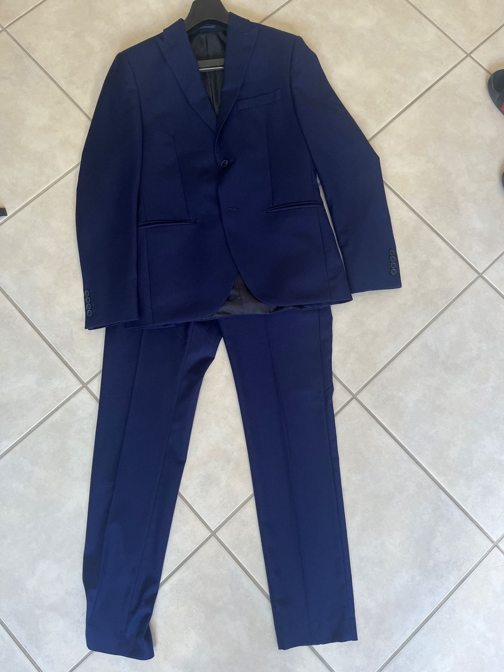 Costumes, combinaisons de sport et fonctionnelles: Costume Bleu Marine – Neuf (Voir description) à Delémont par gabrielquintas9 5