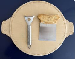 Käsebrett mit Messer und Hobel