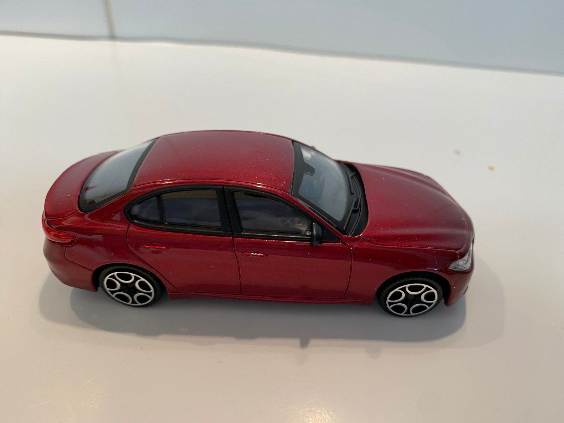 Alfa Romeo Modellini d'auto: Alfa Romeo Giulia Bburago Fire 1-43 117 – Nuovo e nell'imballaggio originale da Stäfa venduto da executive-cars 2