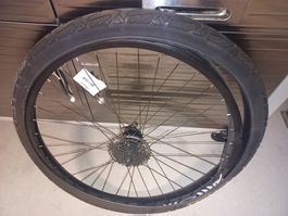 Hinterrad mit Shimano-Zahnkranz, neuer Reifen & neuer Schlau