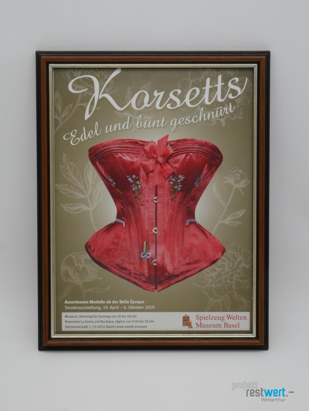 Foto & Immagini: Museumsplakat Korsetts im Holzrahmen 2019 – Usato da Winterthur venduto da Restwert_Winterthur