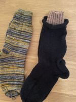 Zwei Paar handgestrickte Wollsocken in verschiedenen Farben