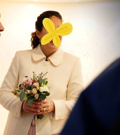 Beiger Mantel ideal für eine Hochzeit Umstandsmode 