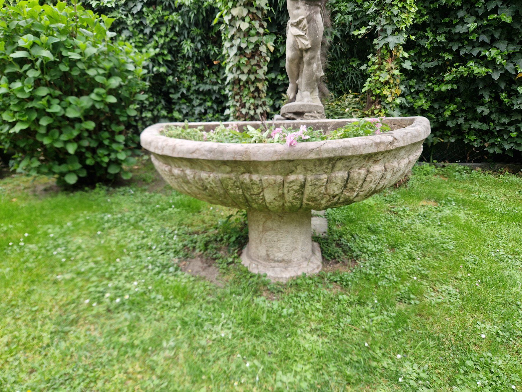 Stagni & Fontane ornamentali: Fontana in pietra rosso-rosa – Usato da Locarno venduto da BellTicino 1