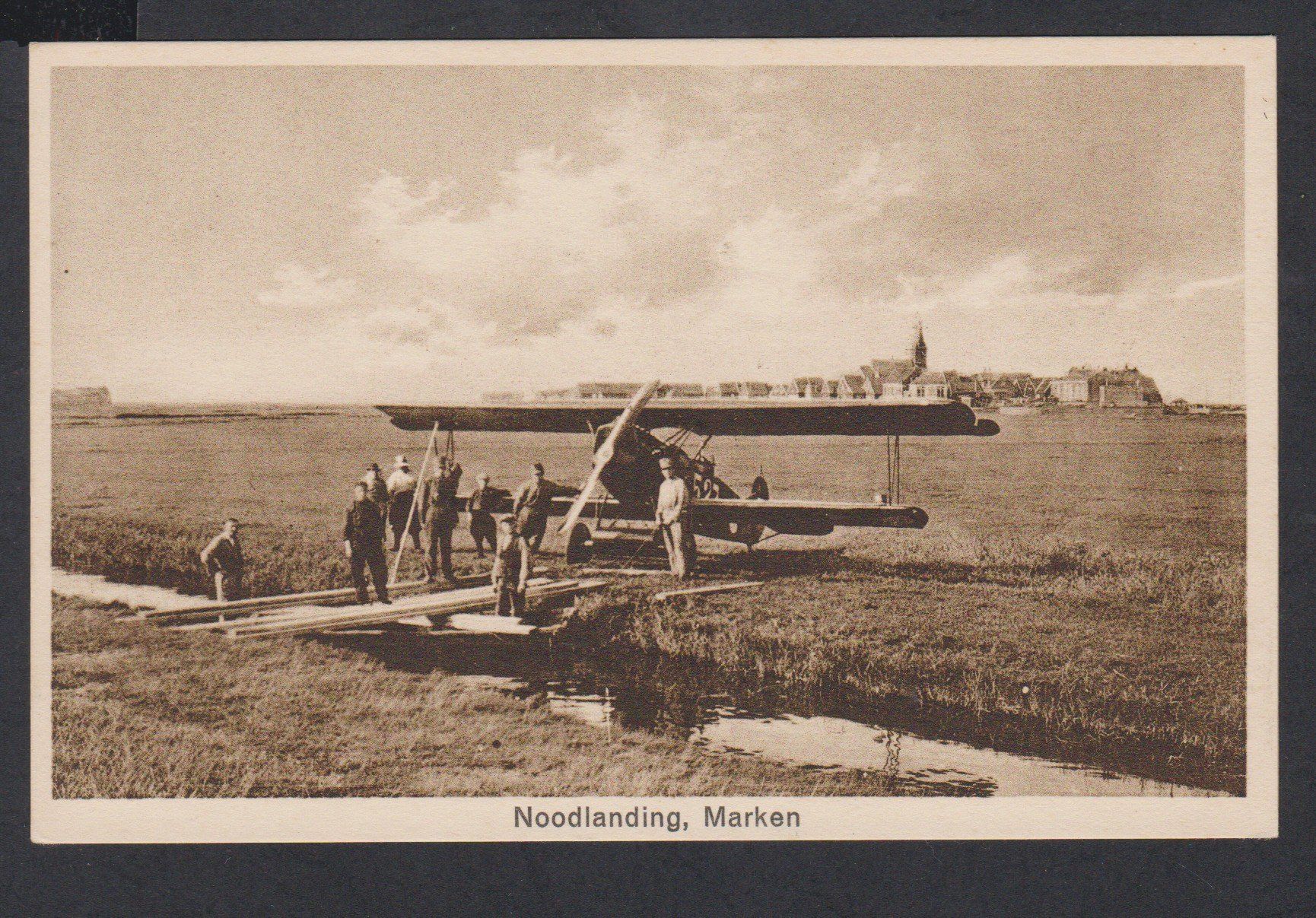 Cartoline postali: Aviatik   -   alte Ansichtskarte Notlandung in Marken  "A" – Usato da Vitznau venduto da Ropaku